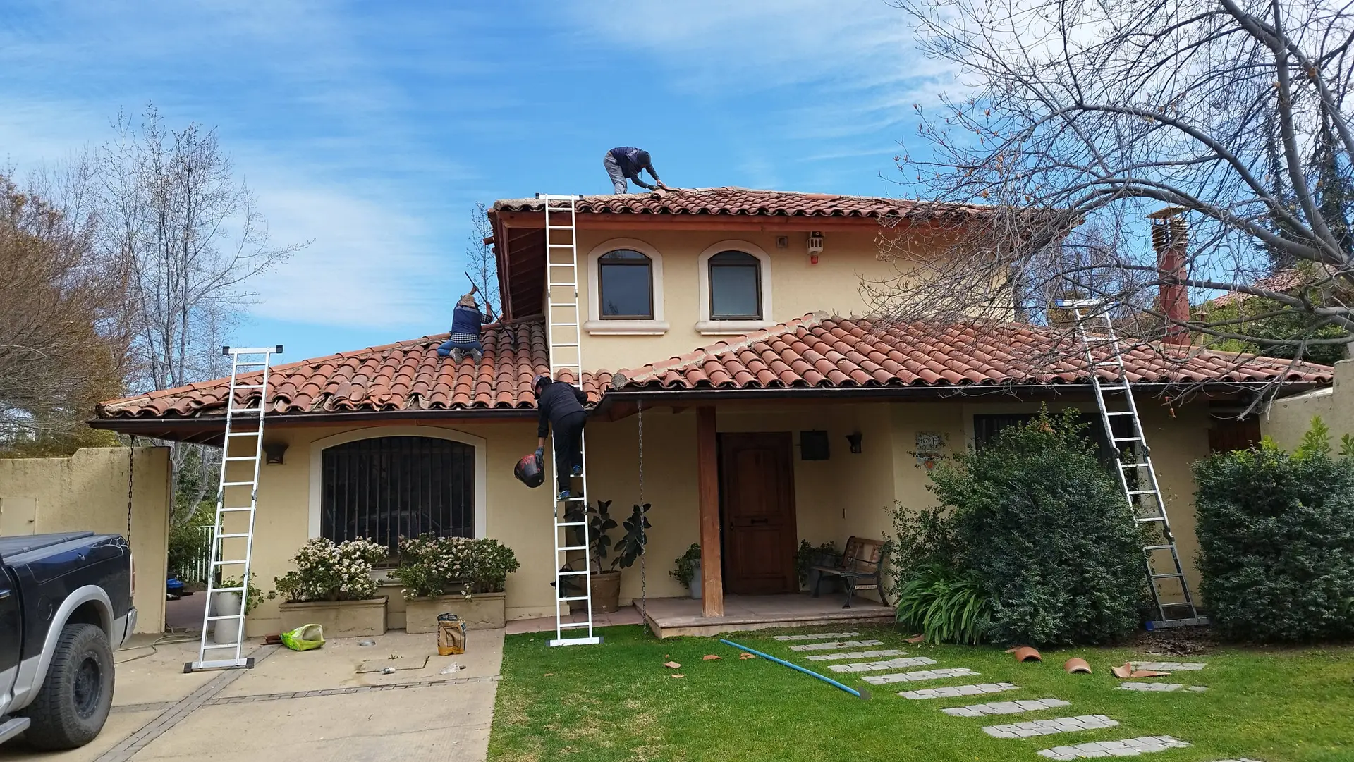 Equipo de Techos León realizando mantención en una cubierta de teja de arcilla en Santiago