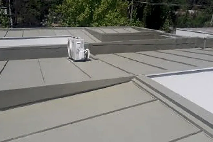 Techo de planchas metálicas de una casa en Las Condes