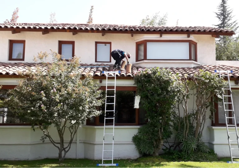 Reparación de Techo de teja de Arcilla también conocido como Techo de teja Colonial o Techo de teja chilena, utilizados en techos tradicionales de santiago.